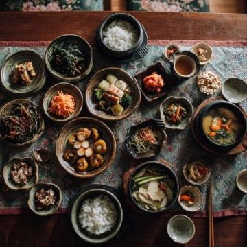古代美食佳作推薦：穿越時空的味蕾之旅——古代餐飲經營小說精選與避坑指南
