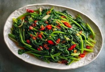 炒菜時摘下來的芹菜葉子大家不要再扔了,做蒸菜吃不僅能當(dāng)主食