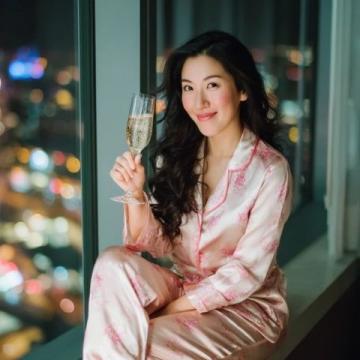 43歲女星車曉素顏逛街感嘆25元酒貴,向往普通情侶生活