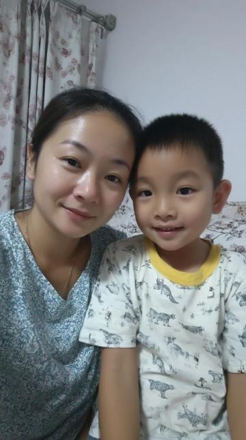 浙江暖心一幕:收費員為司機孩子遞熱水,溫暖人心