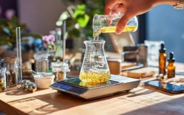 酒精燈使用時往酒精鍋內添加酒精應注意什么