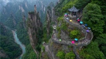 貴陽四絕:黔靈山生態仙境游、青巖古鎮古韻探秘、甲秀樓夜色璀璨、民生路美食天堂