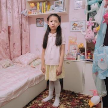 謝浩男媽媽許健華成功回歸,帶小女兒上學,還展示廚房神器