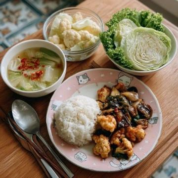 高平名吃店的超級美味:炒餑子、酸菜黑圪條和核桃肉的完美組合