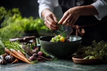 如何煮和晾曬新鮮芝麻葉：傳統美食制作過程詳解