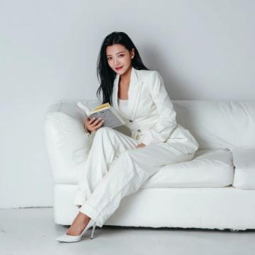 時尚編輯萌萌為籌夏刊熬夜奮戰