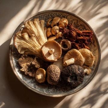 夏季美味佳肴：蒜香爆炒金針菇花甲螺