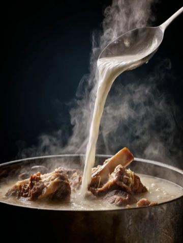 清晨五點(diǎn)的鄉(xiāng)村美味：奶奶親手制作蔥油餅與羊棒骨湯