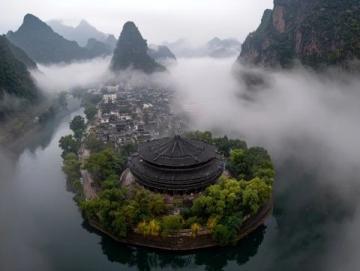 探索貴州秘境:5大熱點(diǎn)游覽攻略與獨(dú)特視角體驗(yàn)