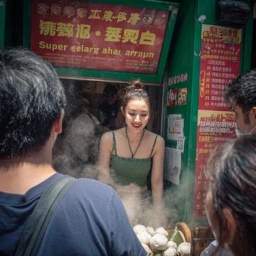 南寧夜市：排隊1小時也要嘗的街頭美食盛宴，100元扶墻走的味覺狂歡！