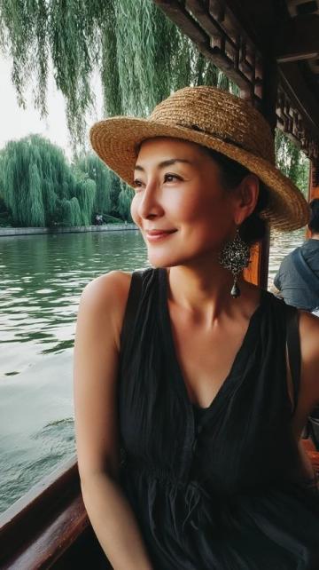 一名伊朗美女網紅在游覽桂林后，感慨萬千的落淚了