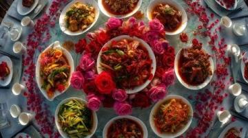 春節(jié)期間餐飲業(yè)暖心堅守:湘菜館推出特色年夜飯撫慰人心