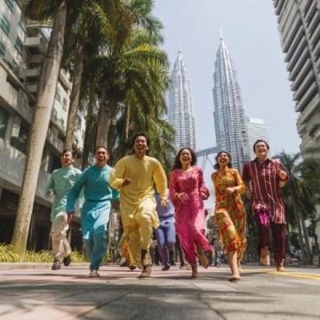 今年五一旅游市場火爆出乎意料國內外景點人潮涌動