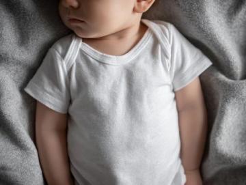 嬰幼兒睡眠安全全攻略:床墊選擇、睡姿調整與環境打造(必看!)
