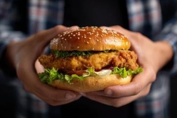 色彩豐富的酥脆炸雞堡，外酥里嫩美味十足