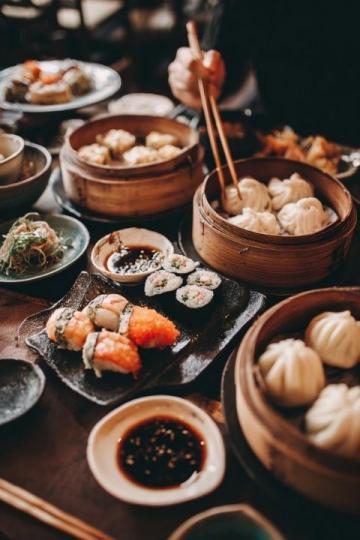 介紹中國傳統美食的英語作文(以下是一些中國各地的傳統美食介紹)