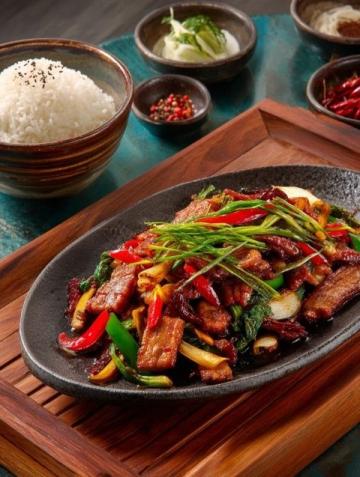 青椒炒肉:一碟鑊氣蒸騰的人間煙火, 滿足你的味覺記憶與情感共鳴