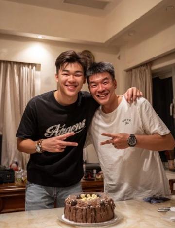 陸毅攜家人回哈爾濱老家探親