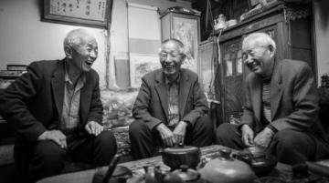 我與愛人同窗的老友,相識三十年情誼長