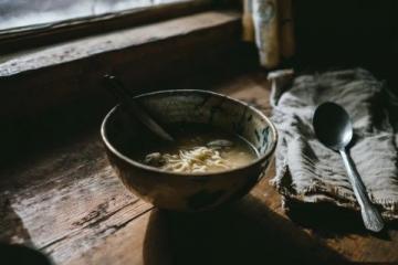 清晨五點(diǎn)的鄉(xiāng)村美味：奶奶親手制作蔥油餅與羊棒骨湯