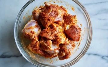 香辣鮮美干鍋雞，雞肉外焦里嫩配蔬菜香料