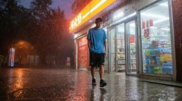 七夕遇風雨，北京今日難見“鵲橋相會”景象