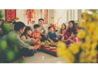 棗紅桌布下的溫馨時刻：一家三代的情感交織與彩禮的故事