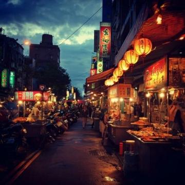 青島夏夜狂歡:臺東步行街啤酒節(jié)點燃夜經(jīng)濟熱情