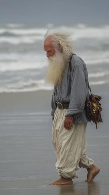 跨越千里的父愛：73歲老父親千里挑擔送土雞蛋，摔跤后第一反應讓人淚目