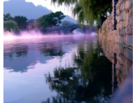 月湖公園：踏石板橋，晨霧浮在湖面，城市日常生活中的千年歷史