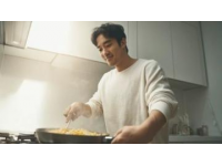 黃磊做飯出鍋那一刻，誰注意何炅反應？網友：這口味真特別