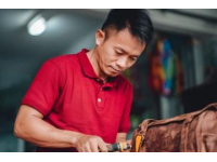 探索皮革世界：從基礎到制作技巧的手工皮具指南