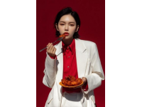 新京報暗訪楊銘宇黃燜雞加盟店曝光衛生問題