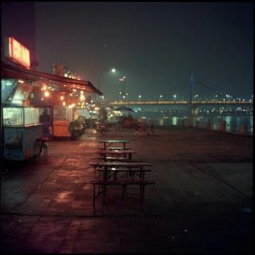 凌晨一點,落地吳圩機場,或是歸家的游子,或者外地的游客,饑腸轆轆卻沒有什么胃口