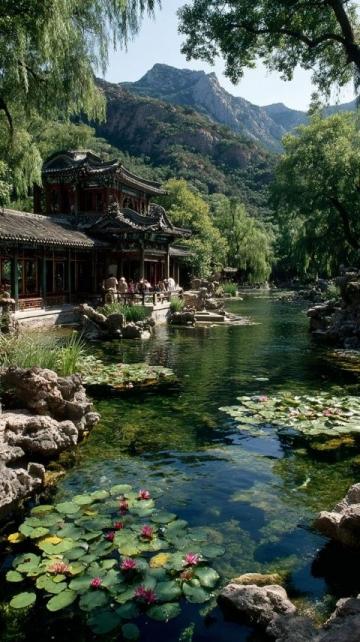 麗江藍月谷美景：清澈湖水與迷人風光的完美邂逅