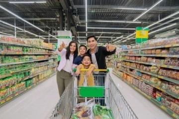 胖東來改造后的永輝超市新鄭龍湖店生意火爆吸引眾多年輕顧客