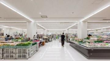 胖東來改造后的永輝超市新鄭龍湖店生意火爆吸引眾多年輕顧客