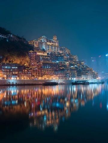 五一假期第一天，重慶這座充滿活力的城市成為了社交媒體的焦點。