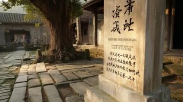 漫步在邵伯古鎮青石板路上,古運河的水汽裹著油燜蒜香撲面而來,轉過朱漆斑駁的牌坊