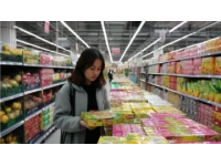 胖東來改造后的永輝超市新鄭龍湖店生意火爆吸引眾多年輕顧客