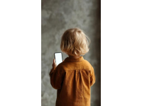 年輕人也應適度減少手機依賴，為孩子們樹立榜樣