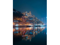 五一假期第一天，重慶這座充滿活力的城市成為了社交媒體的焦點。