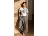 謝霆鋒長沙現身心情好，白色T恤簡單隨性帥氣不改