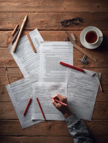 八上英語期中作文攻略：五類高頻主題范文速背