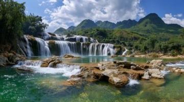 廣西6日游：銀灘-鵝泉-百魔洞-田園德天瀑布深度探索