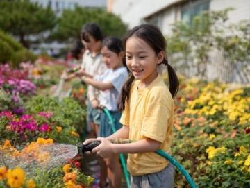 寶子們！在華南師范大學(xué)石牌校區(qū)，我找到了廣州最仙的校園花海打卡地！