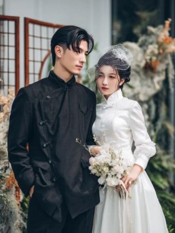 河南商丘一對(duì)夫婦在豬圈舉辦了創(chuàng)意婚禮