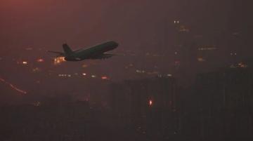 清晨的成都雙流機場不算喧鬧,王曼昱從出口拖著黑色行李箱一路小跑