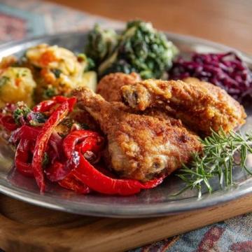 市區旁的絕佳選擇!荔枝木炭燒雞與招牌燒鵝令人垂涎,環境優雅,停車免費!