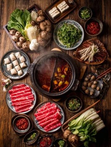 按頭分享美食藏在香巴拉大道的菌子火鍋！太好吃了